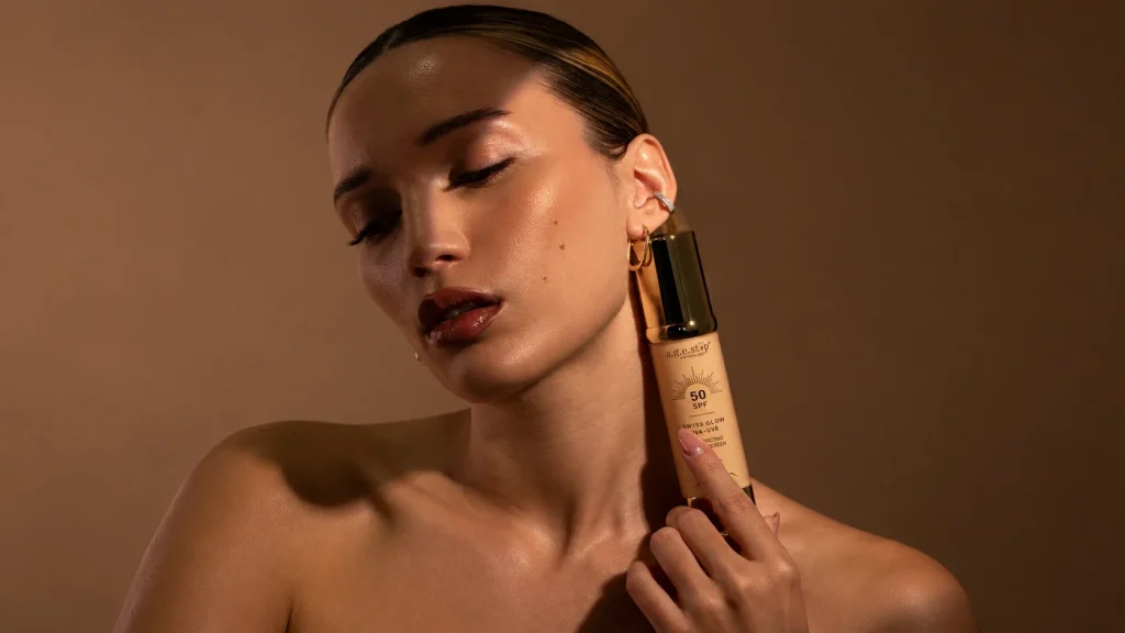 Redosled nege lica: od čišćenja do SPF-a, korak po korak 1 Žena drži Swiss Suncare SPF 50+, poslednji korak jutarnje nege